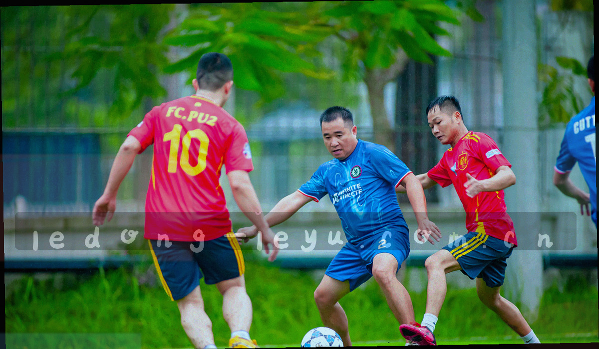 冷色四阶色条自左向右由浅青过渡到深蓝，下方标注缺阵 1 至 3 天、4 至 10 天、11 至 21 天与 22 天以上的天数区间及对应场次刻度